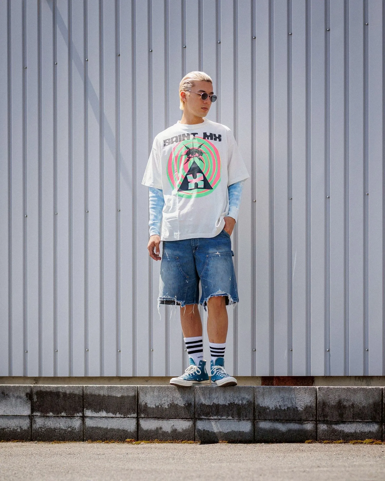 SAINT Mxxxxxx DOUBLE KNEE SHORTS/BLU Knee patches splashed with ink and water-splashed denim shorts. Denim blue S-XL. Custom-woven and dyed denim fabric with clear texture. Heavy-wash water-fading treatment to create local mottled fading/hole effects. Artificial distressing to simulate natural wearing marks. VINTAGE sense. Original consistent damage treatment. Hand-splashed ink and paint. Original consistent wash mark/pocket mark. Double knee patch. Rivet reinforcement. Improve functionality while enhancing design